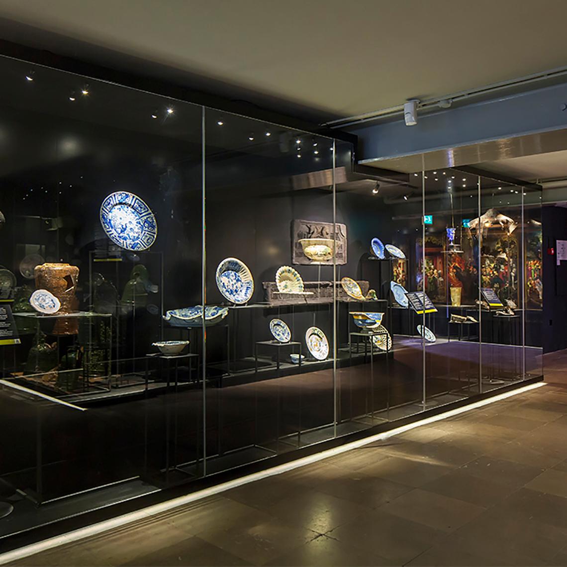 museum-galleries-exhibition-cabinets-cases-displays