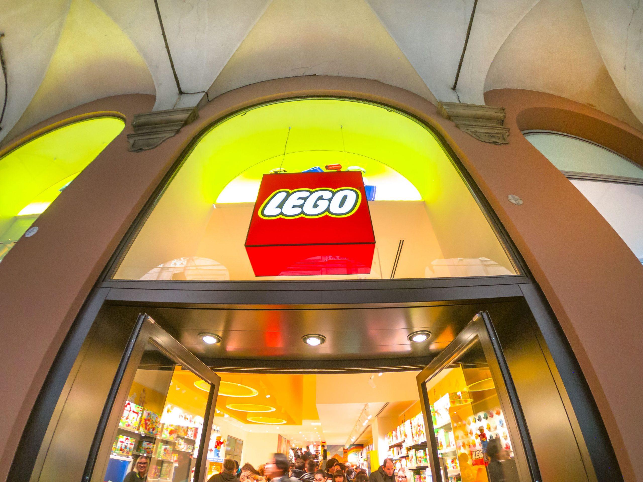 lego-retail-store-sign-illuminated-compressor